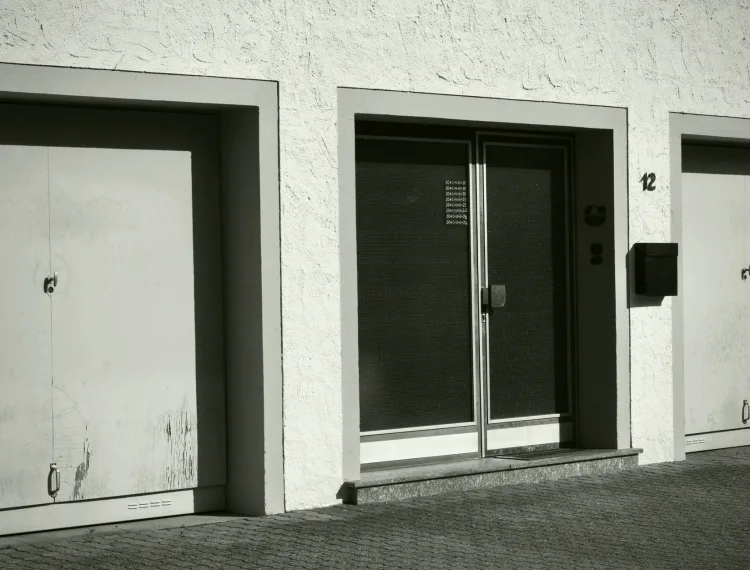 Espaço de arrumos ou garagem